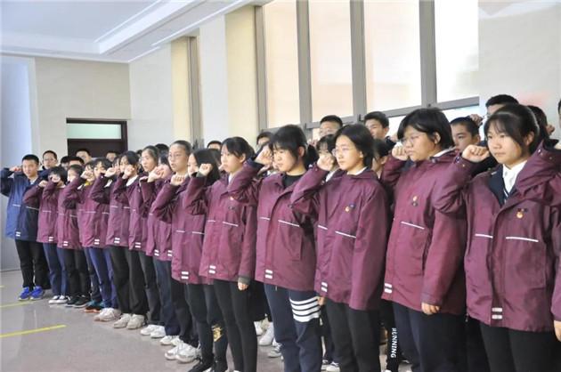 石家庄市第38中学书法教师年货大集义务书写春联